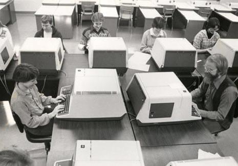 Dr. 大卫Bahnemann, 数学/计算机科学教授, teaches one of the first classes for students desiring a Computer Science degree at Northwest.